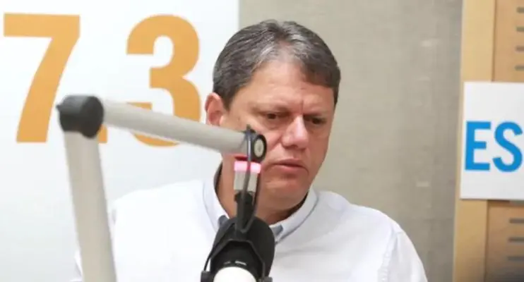 Após mandar 'abraço carinhoso', Tarcísio diz que Jefferson tem que 'pagar como criminoso'