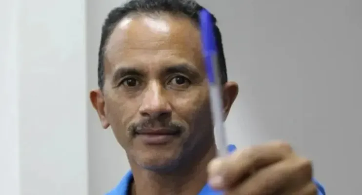 Após perder fortuna, Manoel Gomes vive de favor e tenta se recuperar