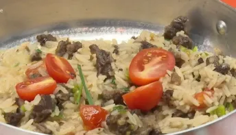 Aprenda a fazer arroz caldoso com rabada desfiada