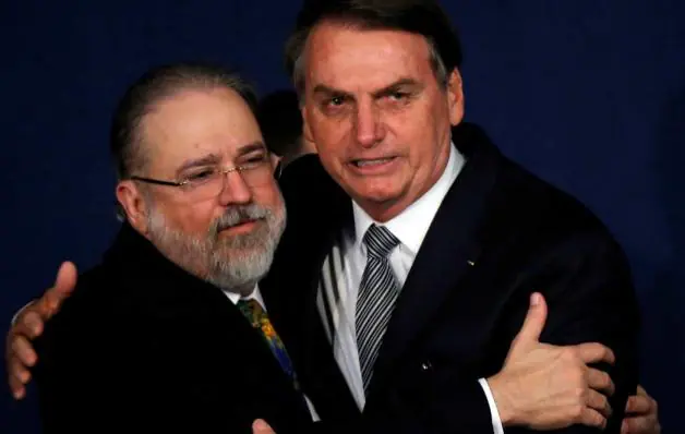 Aras e Lira permanecem em silêncio 48 horas após fala golpista de Bolsonaro
