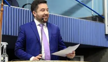 Vereador afastado Armandinho  é acusado de se passar por mulher, “Dra. Laura” no WhatsApp