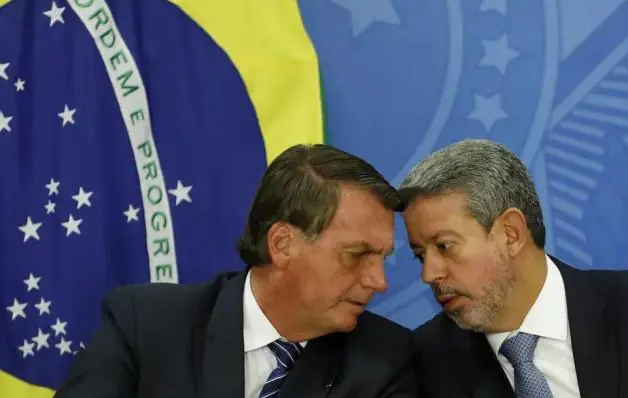 Arthur Lira concede aposentadoria de R$ 30 mil a Bolsonaro