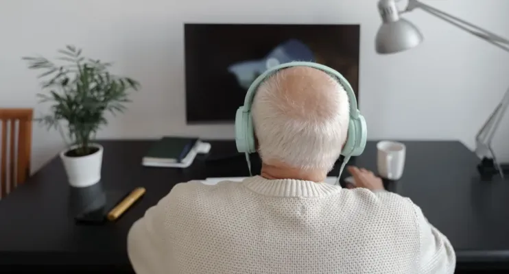 Assistir a aulas ou montar quebra-cabeças podem reduzir risco de demência, indica estudo