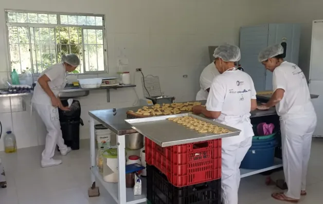 Associação apoiada pela Suzano atinge auge de produção de biscoitos e polpa de frutas em 2023
