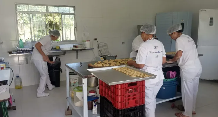 Associação apoiada pela Suzano atinge auge de produção de biscoitos e polpa de frutas em 2023