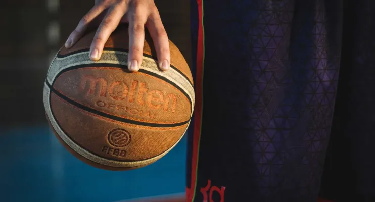 Astro do basquete escolar dos EUA morre aos 17 anos após desmaiar em treino