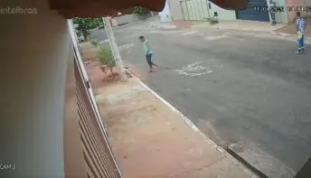 Menino de 9 anos é esfaqueado por vizinho dentro de casa e fica gravemente ferido