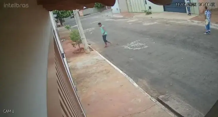 Menino de 9 anos é esfaqueado por vizinho dentro de casa e fica gravemente ferido