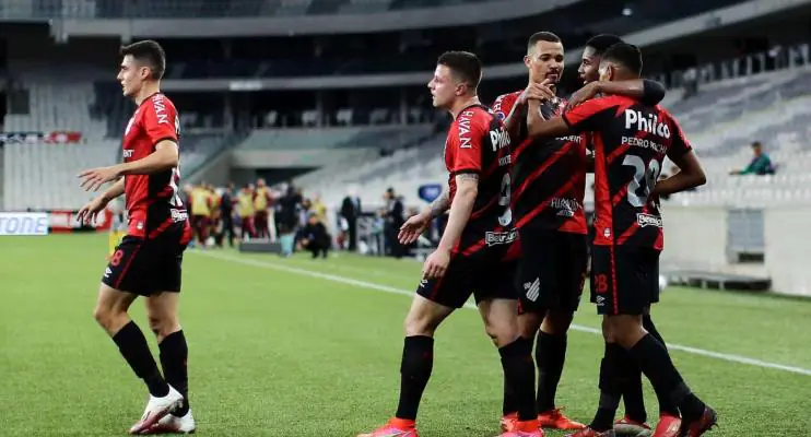 Athletico-PR faz confronto direto com The Strongest pela Libertadores na altitude