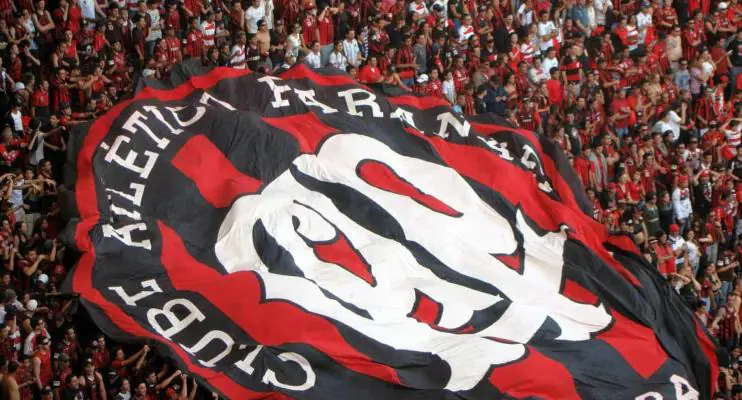 Athletico-PR tem pênalti e gol anulado pelo VAR
