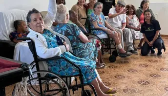 Atividades teatrais estimulam criatividade e socialização de idosos em Vitória