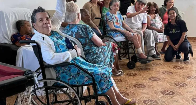 Atividades teatrais estimulam criatividade e socialização de idosos em Vitória