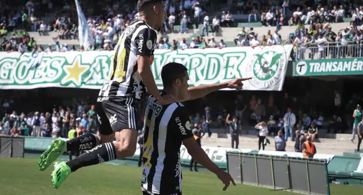 Atlético-MG marca no fim, vence o Coritiba e pode voltar ao G6