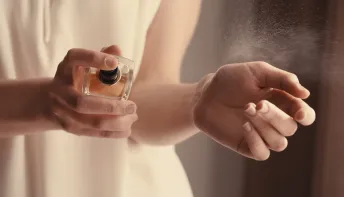 Aumente a durabilidade e preserve o aroma do seu perfume com este truque