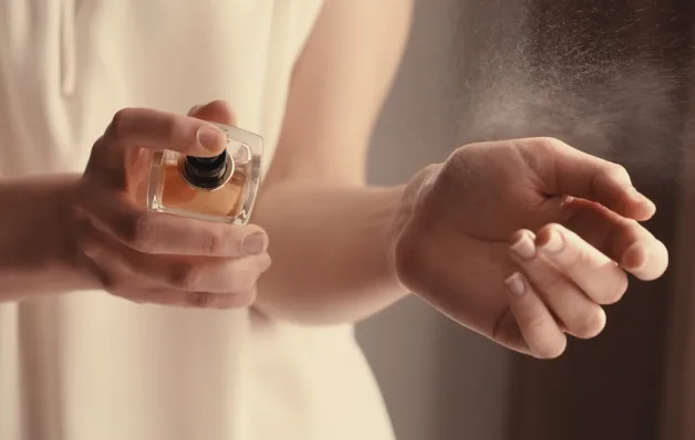 Aumente a durabilidade e preserve o aroma do seu perfume com este truque
