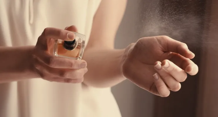 Aumente a durabilidade e preserve o aroma do seu perfume com este truque