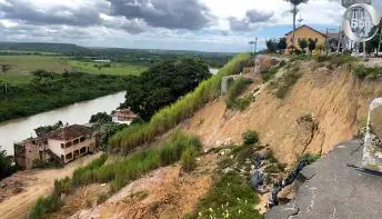 Prefeito de São Mateus, vereadores e morador comemoram investimentos na Ladeira do Besouro