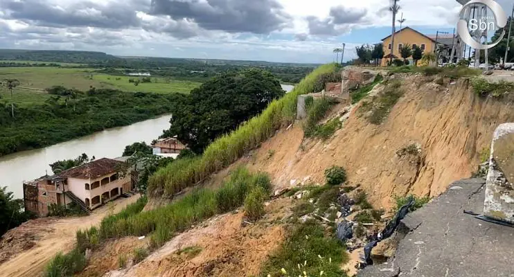 Prefeito de São Mateus, vereadores e morador comemoram investimentos na Ladeira do Besouro