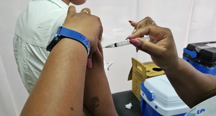 Bahia recebe mais uma remessa de vacina XBB, novo imunizante contra Covid-19