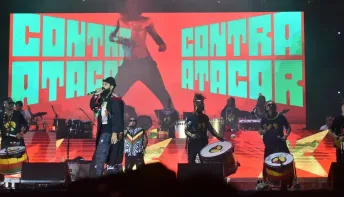 BaianaSystem e Carlinhos Brown pedem justiça para o povo Pataxó Hãhãhae em show após morte de indígena na Bahia