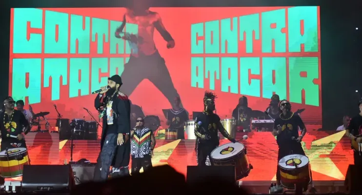 BaianaSystem e Carlinhos Brown pedem justiça para o povo Pataxó Hãhãhae em show após morte de indígena na Bahia