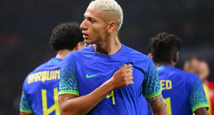 Banana é atirada na direção de Richarlison após gol da seleção diante da Tunísia