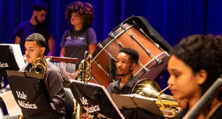 Banda Sinfônica Vale Música apresenta concerto gratuito no Teatro Glória