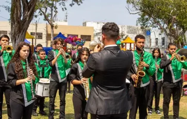 Bandas escolares realizam apresentações em terminais rodoviários de Vila Velha