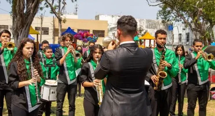 Bandas escolares realizam apresentações em terminais rodoviários de Vila Velha