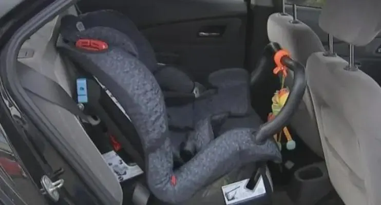 Bandidos roubam carro e atiram 'bebê conforto' com criança dentro em ciclovia