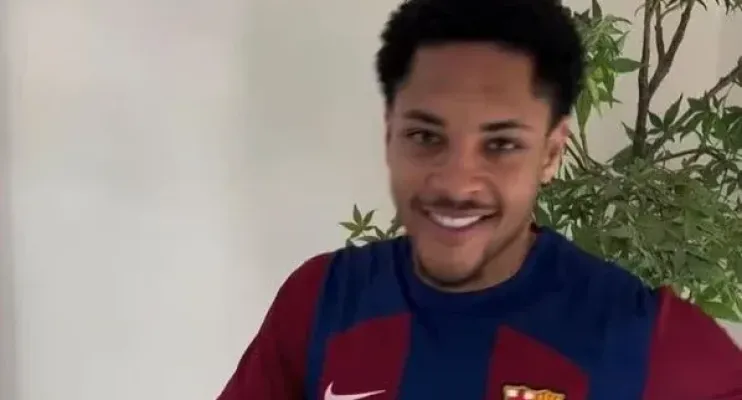 Barcelona anuncia Vitor Roque como presente de Natal à torcida