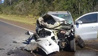 Batida entre carro e furgão mata criança e jovem, em Guarapuava