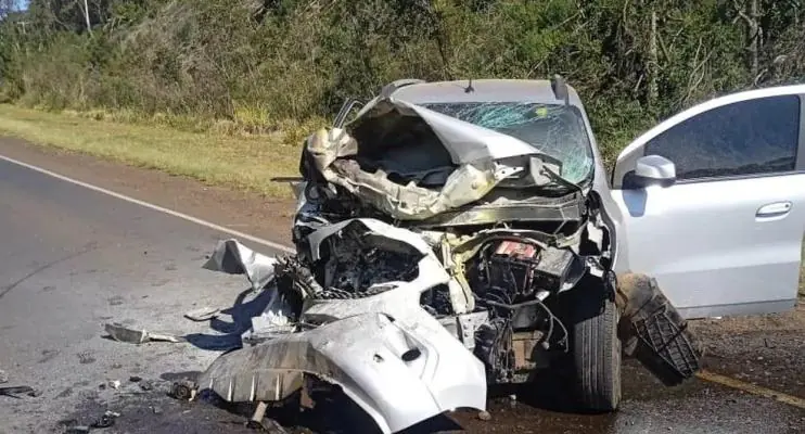 Batida entre carro e furgão mata criança e jovem, em Guarapuava