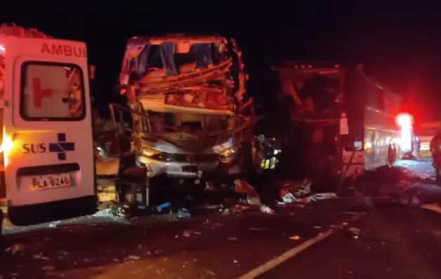 Batida entre dois ônibus e uma carreta deixou cinco pessoas mortas e 21 ficam feridos