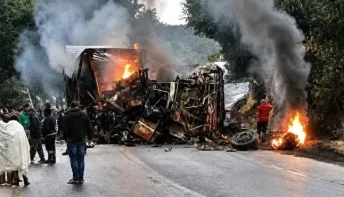 Batida entre ônibus e carreta mata 8 pessoas em MG