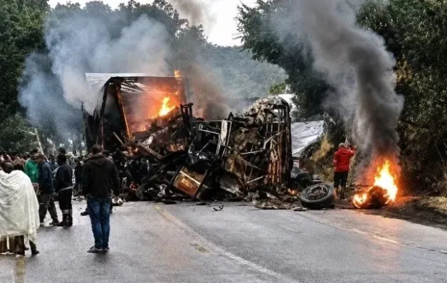 Batida entre ônibus e carreta mata 8 pessoas em MG