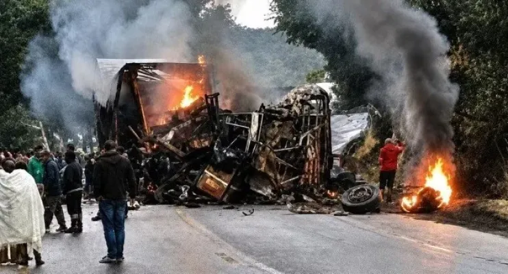 Batida entre ônibus e carreta mata 8 pessoas em MG