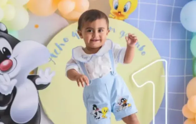 Bebê de 1 ano morre afogado em piscina na festa do próprio aniversário