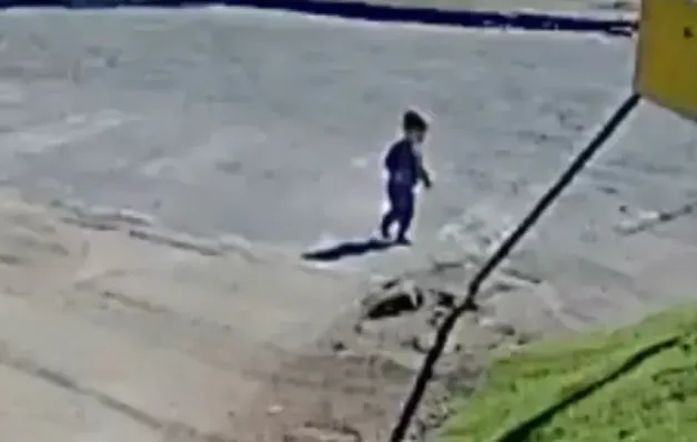 Bebê de 18 meses foge de creche e vai até o trabalho da mãe em SC