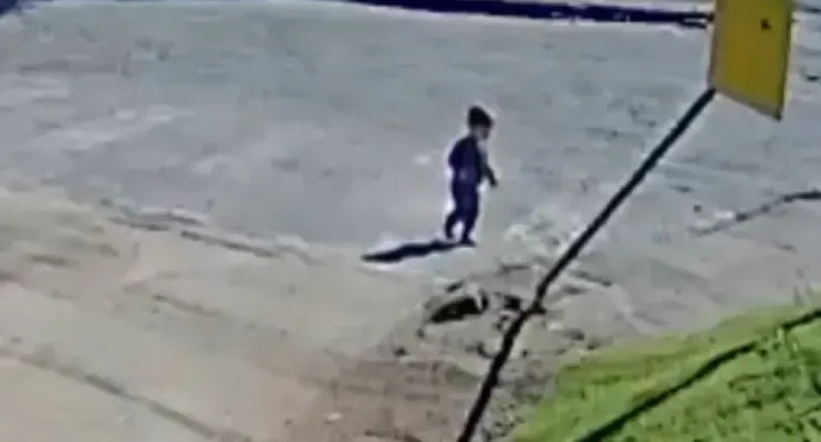 Bebê de 18 meses foge de creche e vai até o trabalho da mãe em SC