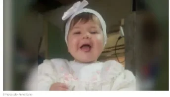 Bebê retirada do próprio velório após mexer mão volta ao hospital 