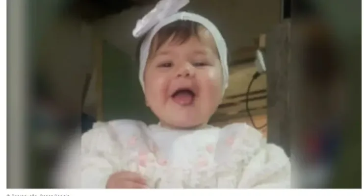 Bebê retirada do próprio velório após mexer mão volta ao hospital 