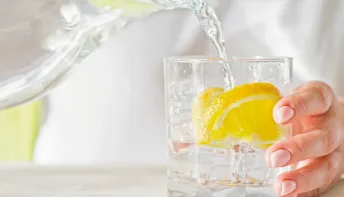 Beber água com limão tem vantagens! Conheça algumas
