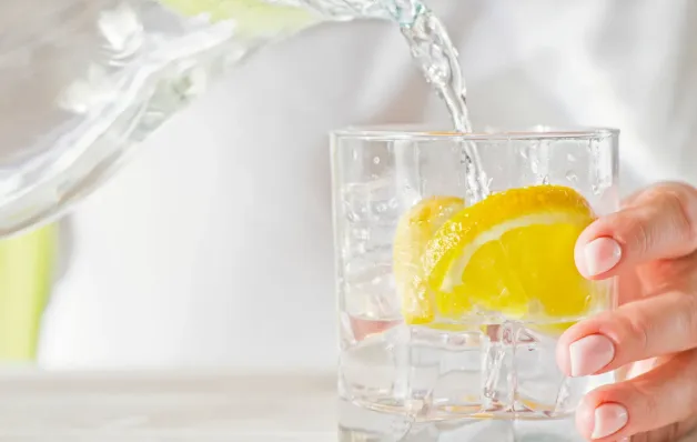 Beber água com limão tem vantagens! Conheça algumas