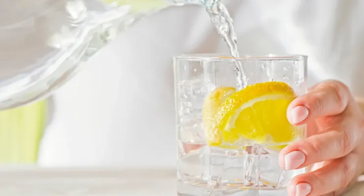 Beber água com limão tem vantagens! Conheça algumas