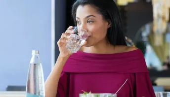 Beber água durante refeições faz mal? O que dizem especialistas sobre controvérsia