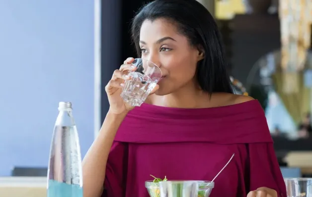 Beber água durante refeições faz mal? O que dizem especialistas sobre controvérsia