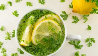 Bebida detox de limão e salsa, a 'poção mágica' que queima gordura