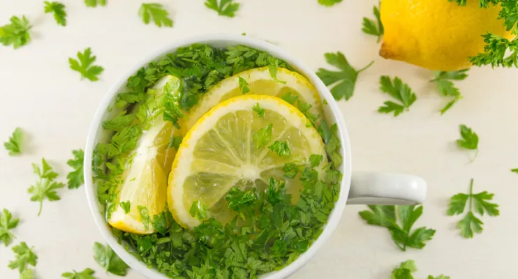 Bebida detox de limão e salsa, a 'poção mágica' que queima gordura