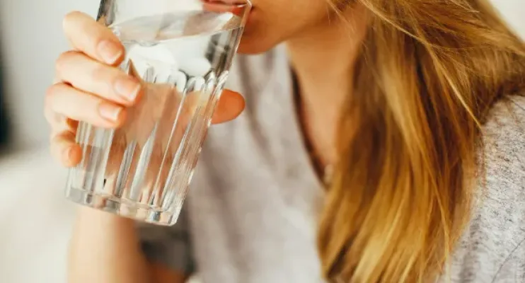 Benefícios de beber dois litros de água por dia para o colesterol e o açúcar no sangue